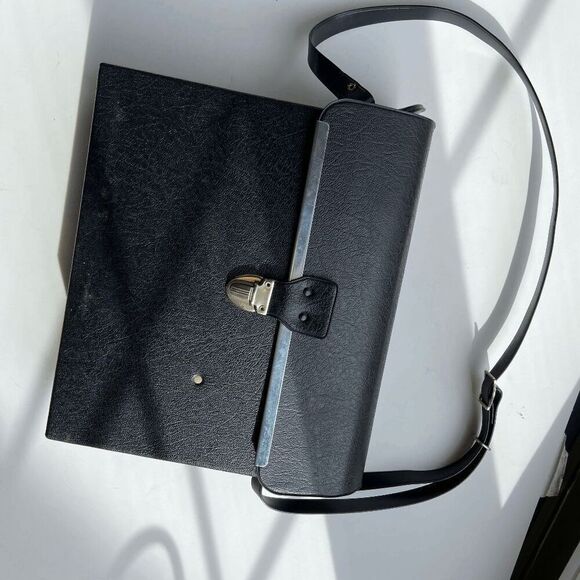 Vintage Polaroid 330 Land Camera Bundle w/ Case, Flash, Bulbs, Manuals - Picture 6 of 13